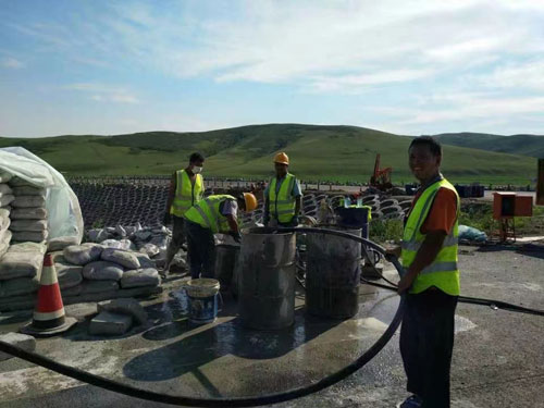 排湖风景区公路地聚物下沉注浆